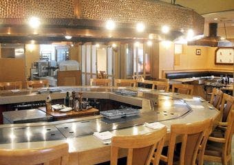 目の前で繰り広げられる見事な技と共に、岩手県産の特選牛肉と海の幸を心ゆくまで味わう至福の時間