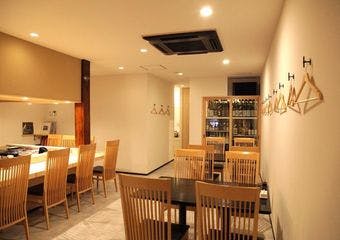 厳選日本酒とナチュラルワインで味わう、極上の焼鳥体験。