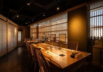 草津駅から徒歩3分の和空間で、四季を彩る日本料理を心ゆくまで味わうひとときを