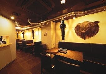 アクセス抜群のセノバ近くにありながら、落ち着いた雰囲気で気兼ねなく焼肉を味わえる一軒。