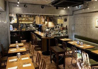 世界大会で名を馳せたシェフが贈る、薪窯で焼き上げる本場ナポリピッツァの真髄をお楽しみください