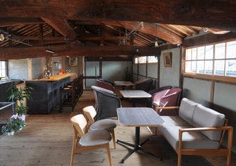 網の歴史を感じるレンガの床で味わう、地元食材の季節フレンチ