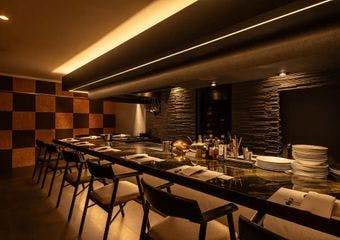 五感で味わう極上の鉄板焼きを、洗練された空間で心ゆくまで楽しむひととき