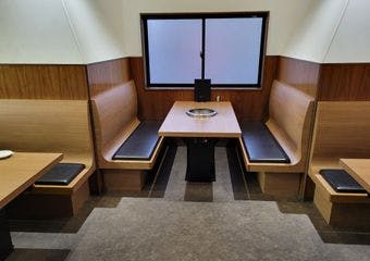 広いスペースでくつろぎながら旨い焼肉を