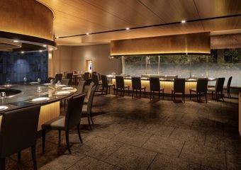 上質な沖縄県産黒毛和牛や新鮮な魚介類をシェフが目の前で焼き上げるダイニング体験をご堪能ください。