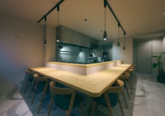 四季の恵みが香る特別な一皿を、8席限定のカウンターで体感してみませんか