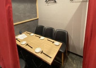 新橋で味わう炭火焼鳥と厳選ワインの贅沢なひととき