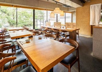 江戸時代の伝統、三たての流儀で打つ蕎麦と四季の恵みを味わう。
蕎麦の香り、つゆの奥深さ、四季の彩りを大切にした逸品で粋な食体験を。