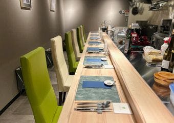 旬の食材を使った創作会席料理をお楽しみいただけます。様々なコースがございますので、シーンに合わせてお選びください。