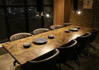 夜景と共に味わう肉の芸術、完全個室で特別なひとときを