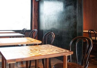 おしゃれで落ち着いた雰囲気のインドらしくない内装で、本格派の料理を提供しています。