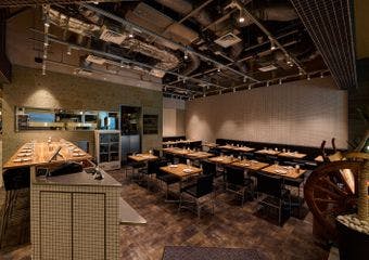 芝浦の上質空間で大人の舌を満たす、名物スペアリブと絶品スイーツの饗宴