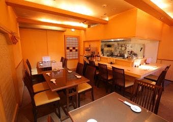 神戸三宮の隠れ家で、昼から贅沢なてっちりと牡蠣を堪能しよう。全国の地酒と焼酎も豊富に揃えています