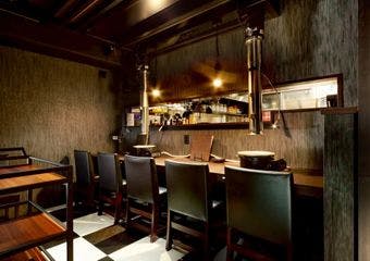 【個室有】プライベート空間で味わう、厳選国産和牛による極上焼肉。洗練でシックな店内で、接待・会食、デート、お祝いのシーンにも最適。