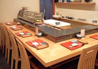 職人歴40年以上の大将による「気取らないカウンター鮨」。 誰でも安心して楽しめる空間と江戸前鮨を提供。ご褒美ディナーや記念日、接待にも最適。