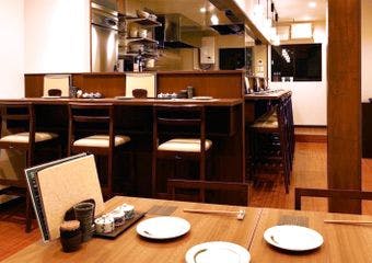 様々な国産銘柄鶏を部位ごとに使い分け、素材の旨みを最大限引き出す神コスパ本格派焼鳥店。普段使いからデートまで、最大18名まで団体可能。