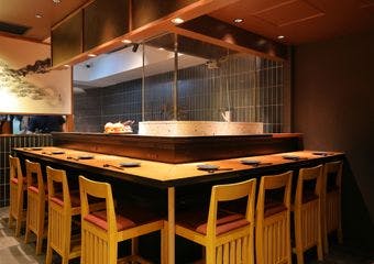【個室あり】コース3800円～。大人が楽しむための、厳選食材による本格派炉端焼き。飲み放題接待・会食、デートに最適なモダンシックな店内。