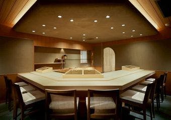 新宿駅前2分の至高の鮨体験、大将の技が光る一貫ずつが特別な時間を演出