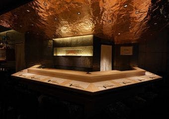 アートと寿司が融合する特別な空間で、心まで満たされるひとときを