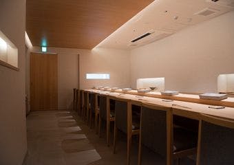 銀座で磨いた技と新橋での独立、旬の鮨を心ゆくまで味わう贅沢なひととき