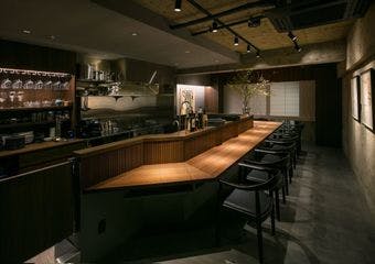 デザイナーが手掛ける隠れ家空間での炭火焼と発酵のコース料理
