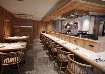 九州の旬を味わうフレンチ串揚げと世界のワインで特別なひとときを