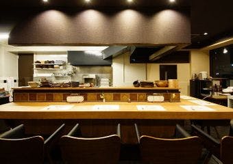 店主自らが毎日漁港で選び抜く鮮魚を使った鯛めしや日本料理