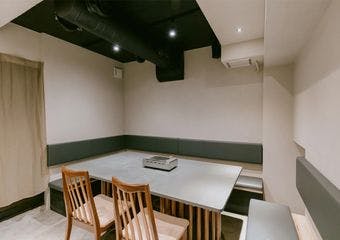 大通りの喧騒を忘れ、隠れ家で楽しむ国産黒毛和種の贅沢焼肉と鮮度抜群ホルモン