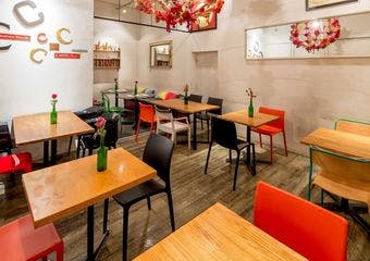 薪窯の香り漂う本格ピッツァ、心斎橋で味わう至福のイタリアン