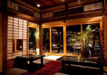 江戸流に洗練されたのど越しのよい蕎麦を、季節ごとの料理とともに味わう店です。