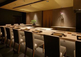 北新地駅からすぐ、目の前で繰り広げられる鮨のライブ体験をお楽しみください