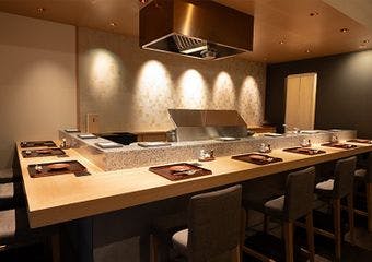 軽く力強い衣で魅せる新しい天ぷら体験がここに。佐賀の恵みと旬の食材を堪能できる和空間で心豊かに。