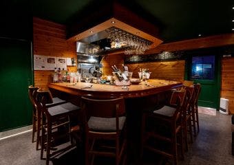 スペインの風を感じる木の温もり空間で、少量多品種のピンチョスを楽しむひととき