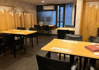 明治時代の風情を祇園で再現する牛鍋屋で、角切り牛肉のすき焼きを満喫