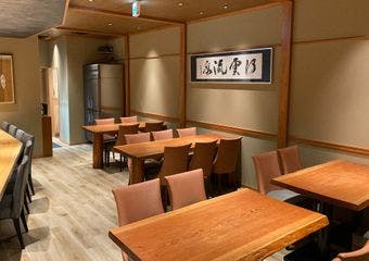 三浦半島、房総半島、東京湾の新鮮な魚を使用した料理が評判のお店。
ランチタイムに60食限定で出される「京ばし松輪のアジフライ定食」が人気です。