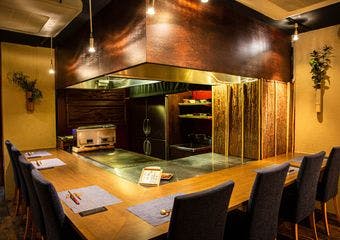 世界の味を一皿に詰め込んだ、旅する鉄板焼きの驚き