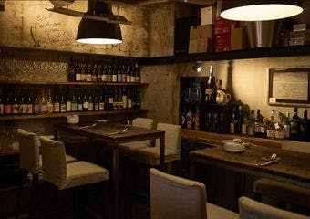 イタリアの市場を感じるカウンターで、旬の食材とナチュラルワインを満喫する至福のひととき