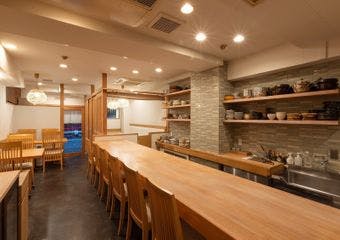 六本木の喧騒を離れた隠れ家で、旬の食材を生かした繊細な和の一皿を堪能。落ち着いた空間で味わう、大人のための上質な日本料理。