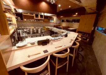 富士見台駅近、木の温もり溢れる店内で味わう季節の一品とお酒。