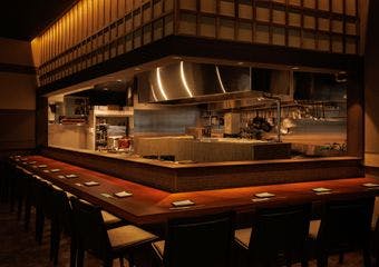 囲炉裏で味わう極上の海鮮体験　半個室、完全個室もあるため接待利用も可能です。