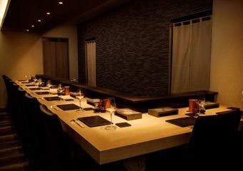 新宿の隠れ家で味わう、熟練の焼鳥と世界のワインが織り成す至福のひととき