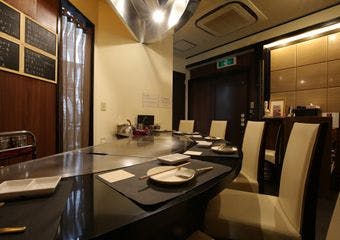 心斎橋駅すぐ、月虹の鉄板で彩る特別なひととき。和牛ステーキと焼きそばが絶品です