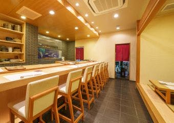 三ノ宮で肩ひじ張らずに味わう、明石“まえもん”の寿司。