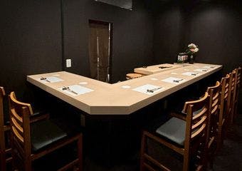 心斎橋の隠れ家で味わう創作鮨の新境地、全7席の特別な空間でゆったりとお過ごしください