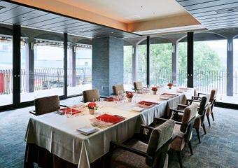 ハレの日にふさわしい、上質な空間を貸切で。大切な記念日やお祝いの席に、プライベートな空間とホテルならではの美食で特別なひとときを演出します。