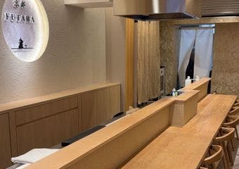 認可生食肉から、鉄板焼きに至るまで…地場野菜とともに和洋とらわれず素材を生かした料理を提供