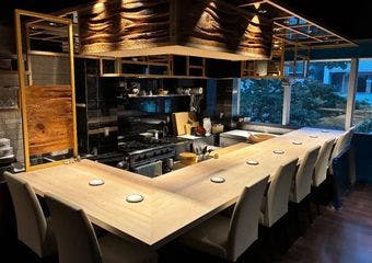 北海道と三河湾の鮮魚を用いた鮨を洗練された和空間で味わえる一軒
デートや記念日、接待まで幅広い用途で対応