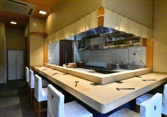 四季折々の新鮮な素材を生かし、心を込めた職人技の一貫に舌鼓をうつ