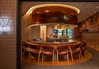 目の前で焼き上げる鉄板料理を気軽に楽しめる、東京駅八重洲の鉄板焼店。