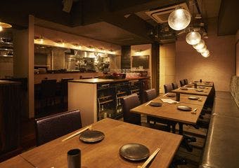 都会の隠れ家で味わう天城軍鶏の炭火焼き鳥と自然派ワインの調和